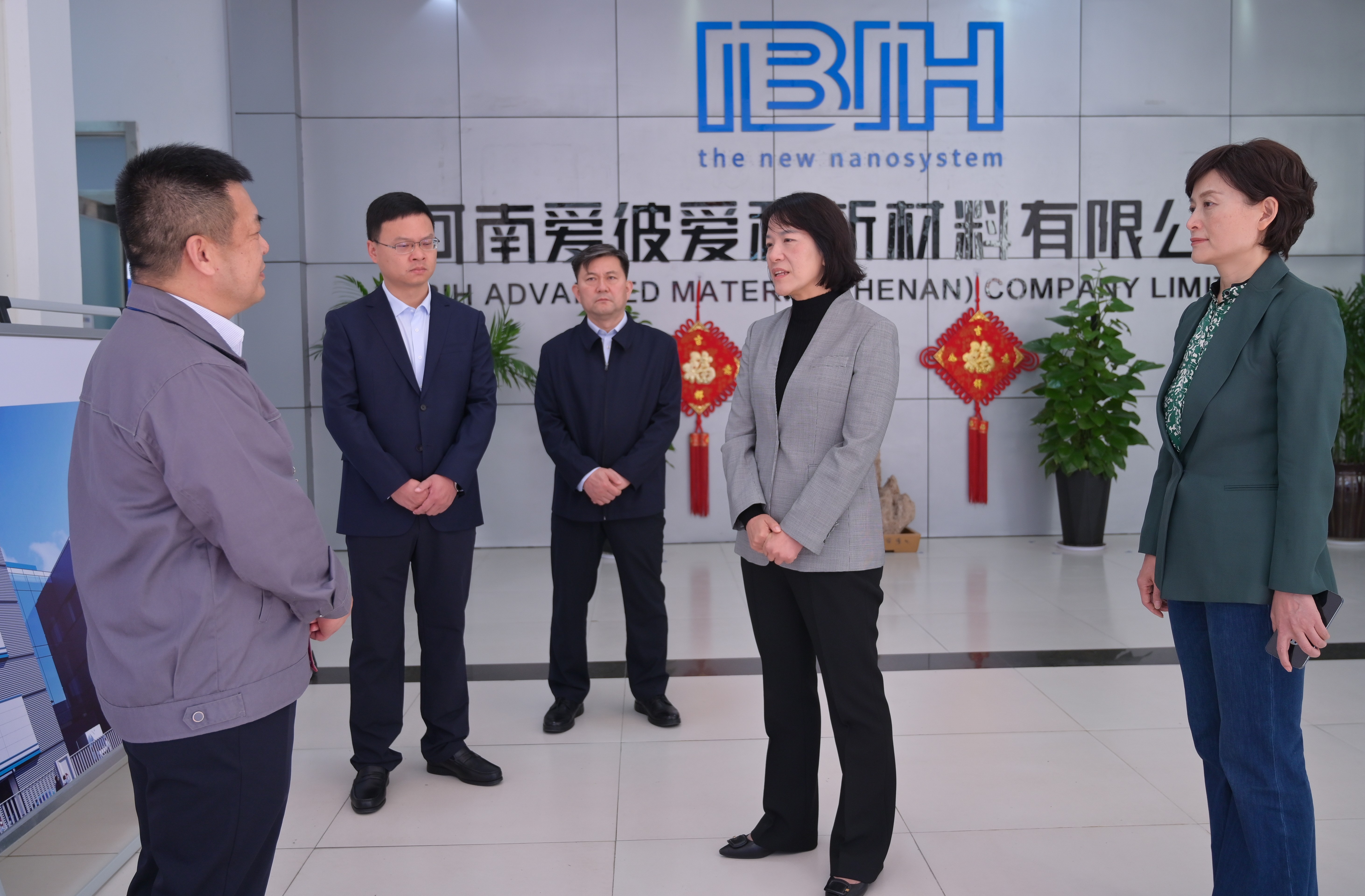 许昌市委副书记、市长杨小菁莅临爱彼爱和调研指导